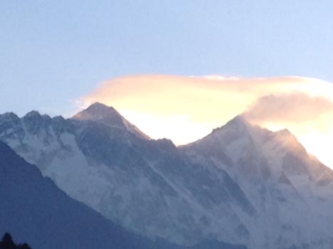 ナムチェの丘から見るエベレストの朝やけ（左奥）